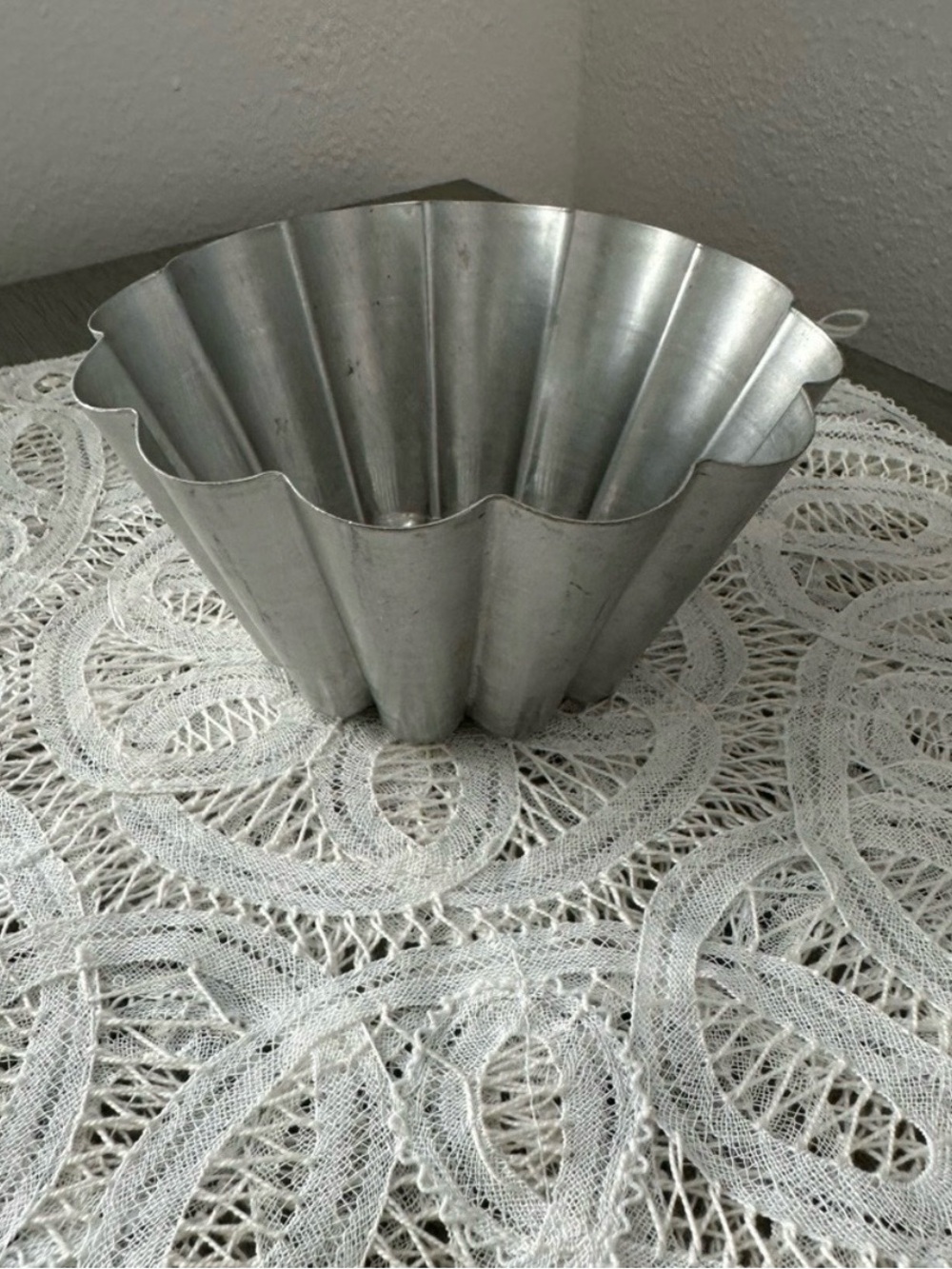 Small Vintage Aluminum Fluted Cake Or Lrg Cupcake Type Pan
5"X 2.5" W/ Dot Ring